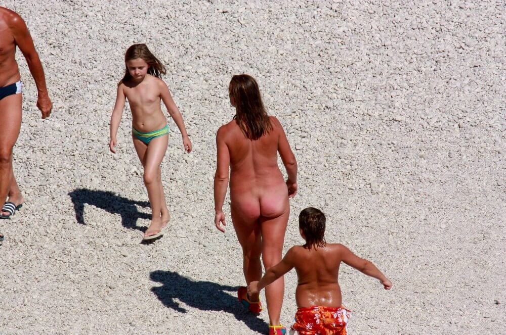 Naturism photo gallery # 8 - Nudity helps us better understand ourselves and those around us