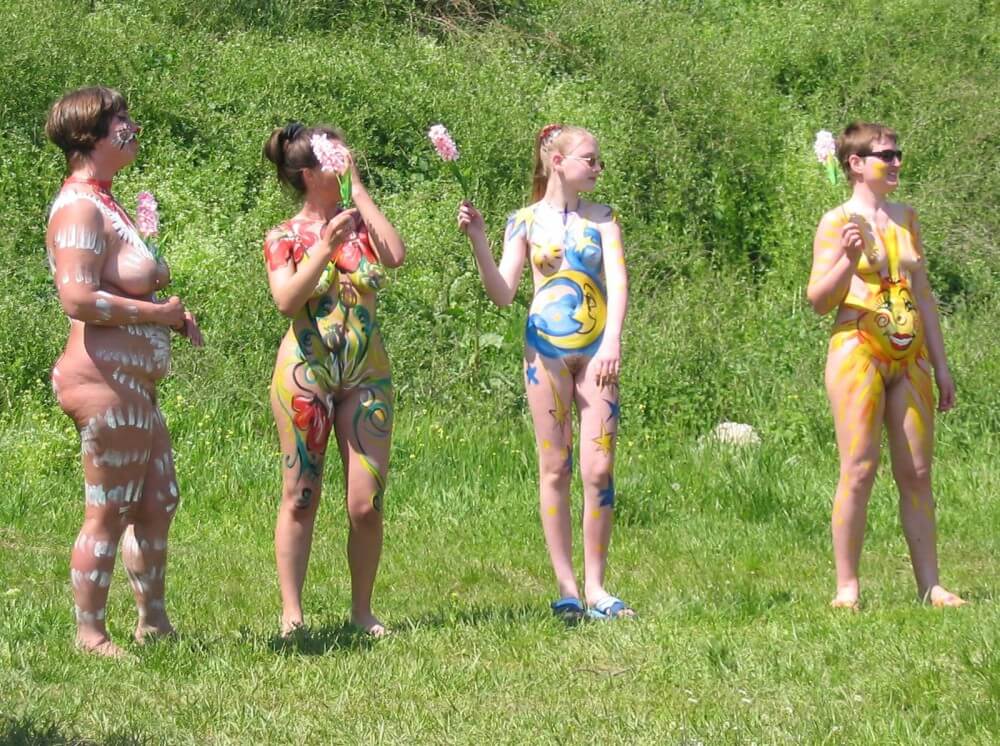 Family String-Apple Game Pics - Leaving the house while naked
