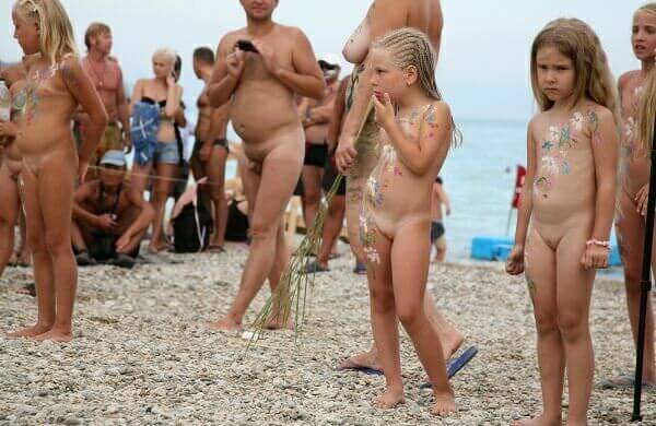 Nudism photo gallery # 1 - Melting under the scorching sun, I sunbathe naked