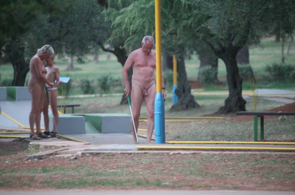 Mini-Golf Nude Participants pics - World Naturist Federation