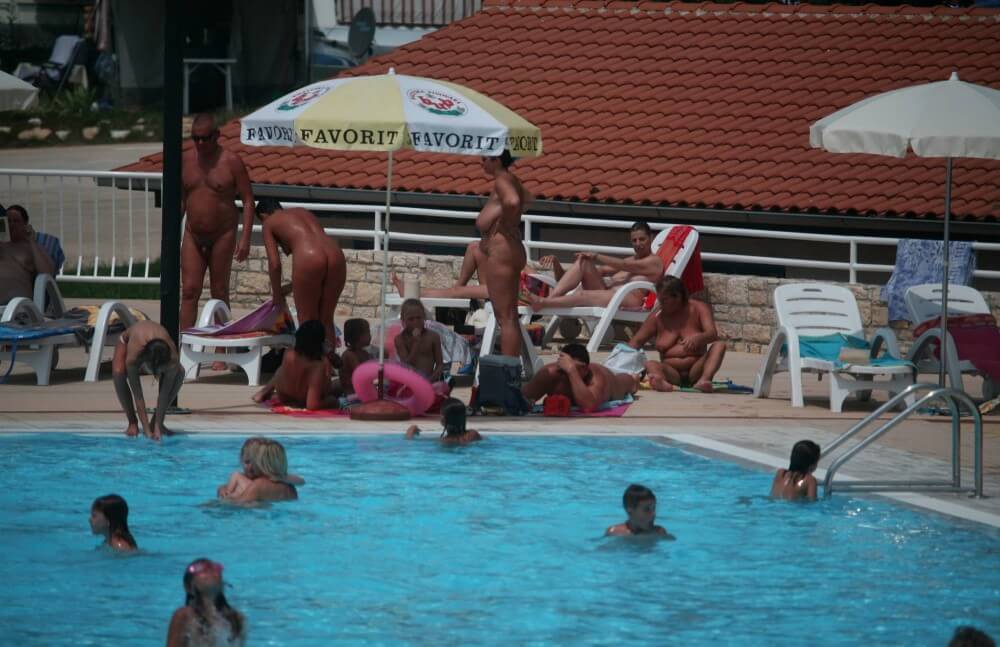 Naturist Pool Observation pics - Living together in nature is a hallmark of nudists