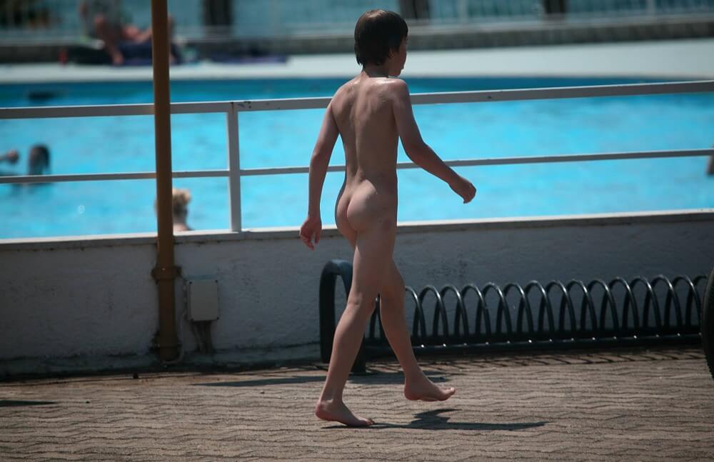 Grassy Patio Nature Hike - Sincerity is the foundation of the nudist lifestyle