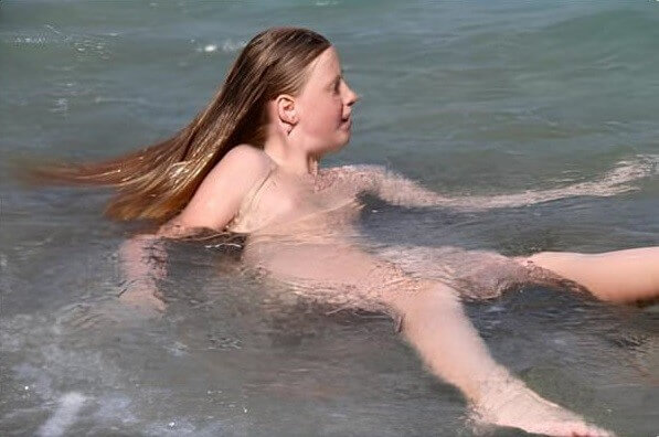 Turqoise Water Splash pics - Nudism is a way to improve health and boost self-esteem