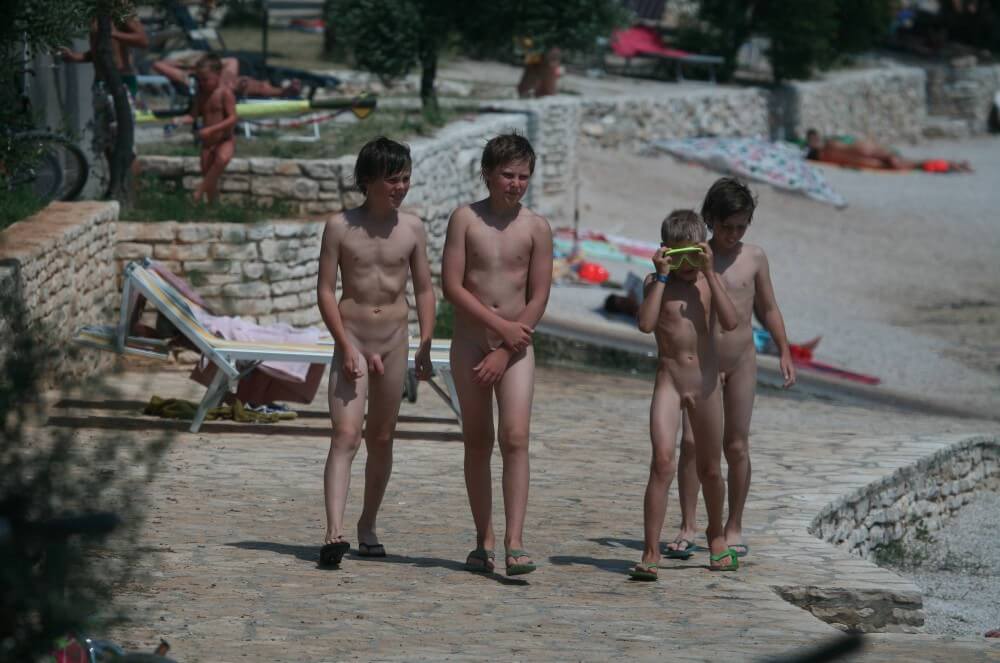 Shore walking nude - Nudism improves health and boosts self-esteem