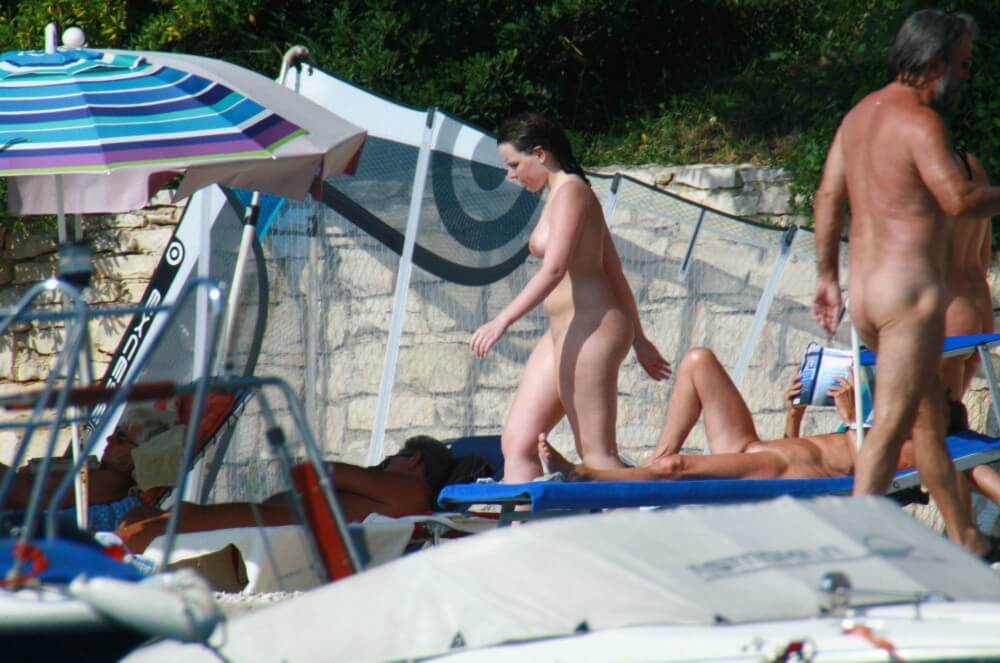 Girl Daytime Bath - The nudist community strives for tolerance