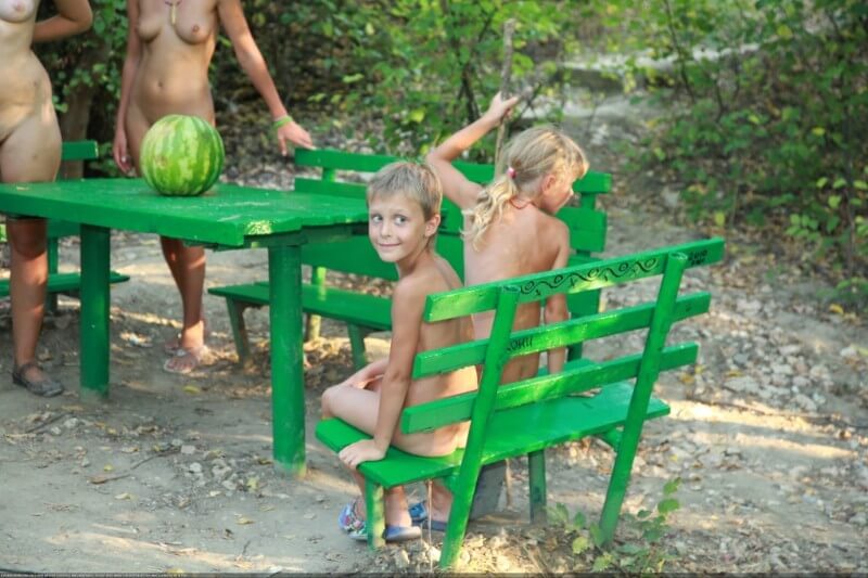 Naturists green picnic photos - Home naturism in all its glory