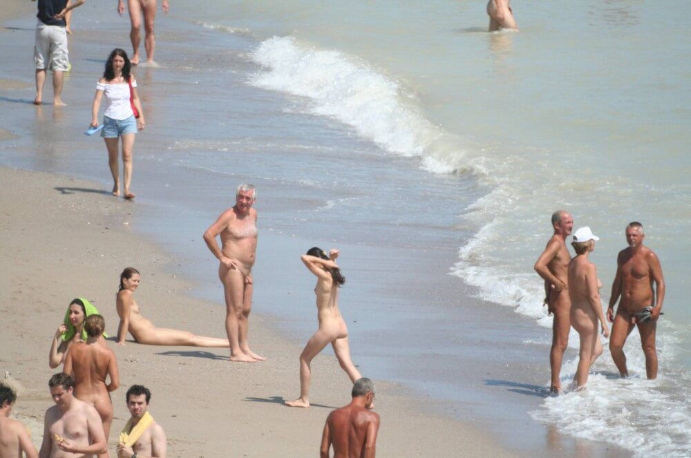 Costinesti Beach Groups pics - Naturists love sunlight and fresh air