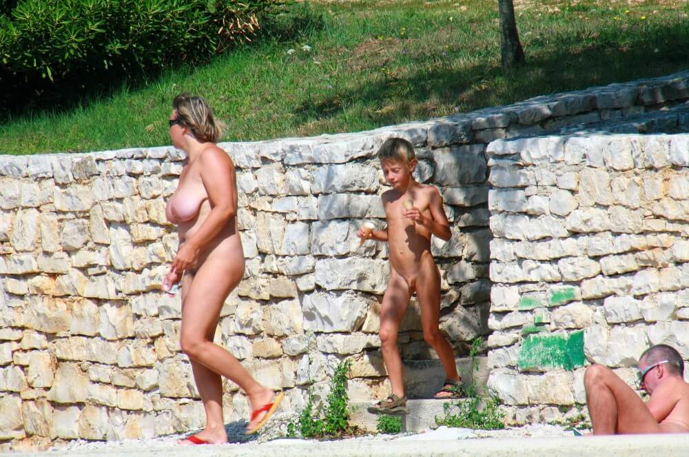 Ula FKK Wall-Side Families pics - Unrestricted freedom as the core value of nudism