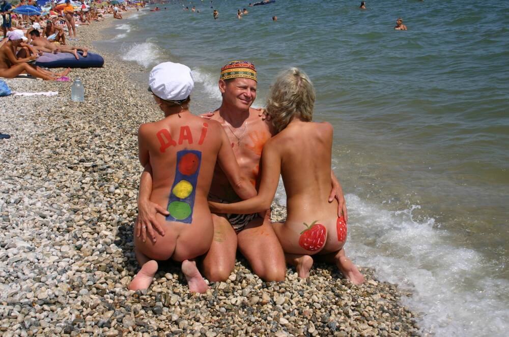 Bold Outdoor Nude Poses pics - Being yourself is part of nudism