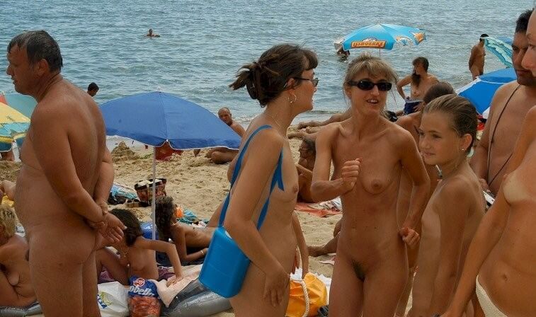 Documentary video naturism 1999 - Physical freedom is important to many nudists