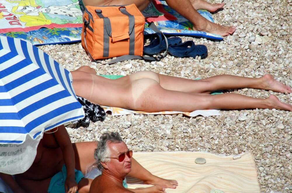 Naturists Beach Relaxation pics - There are many politicians among nudists