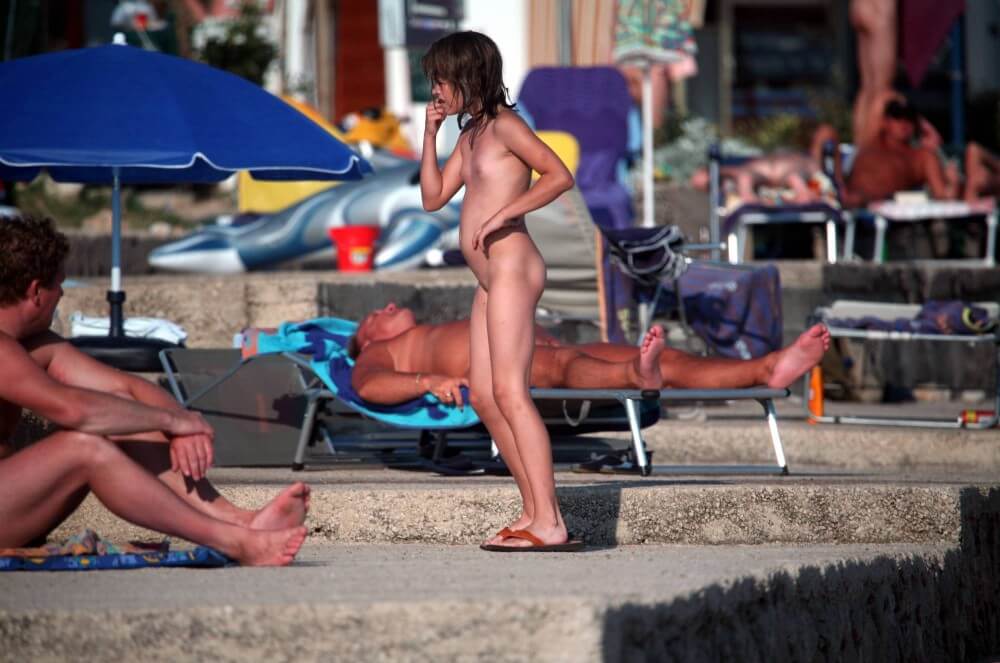 Girl Walk to Nudist Shower pics - Freedom and naturalness are the core principles of naturism and nudism