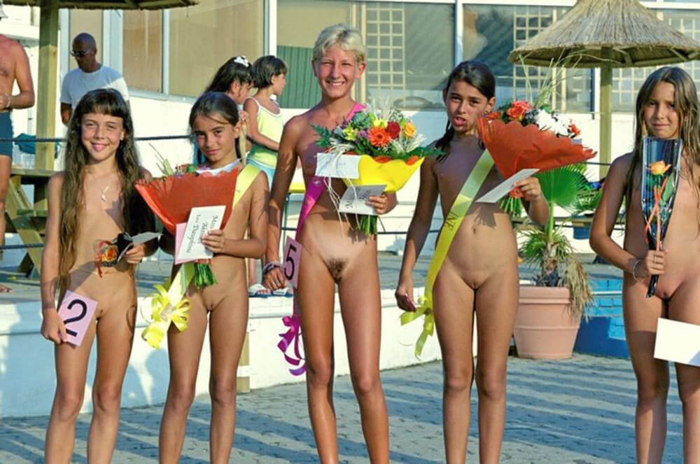 Beauty contest FR photos - Watching naked nudists