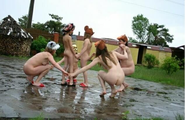 Naturism photo gallery # 23 - Beautiful family nudism