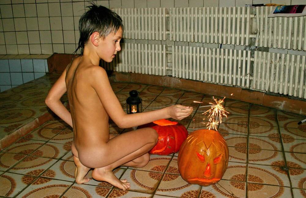Naturism photo gallery # 20 - Striving for tolerance and respect is the code of conduct among nudists