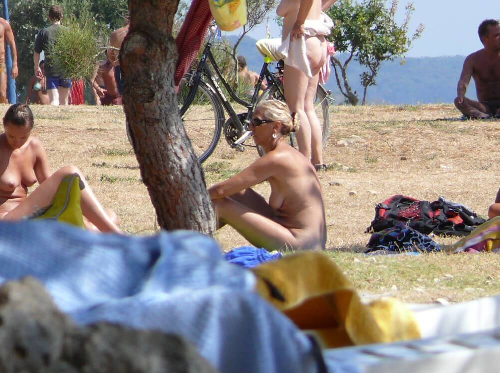 Ula FKK Shore Perspective pics - Nudists appreciate and love nature