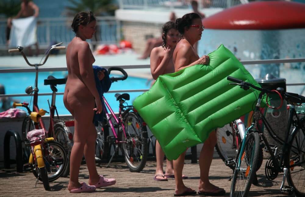 Outdoor Pool Sideliners pics - The desire to admire the human form