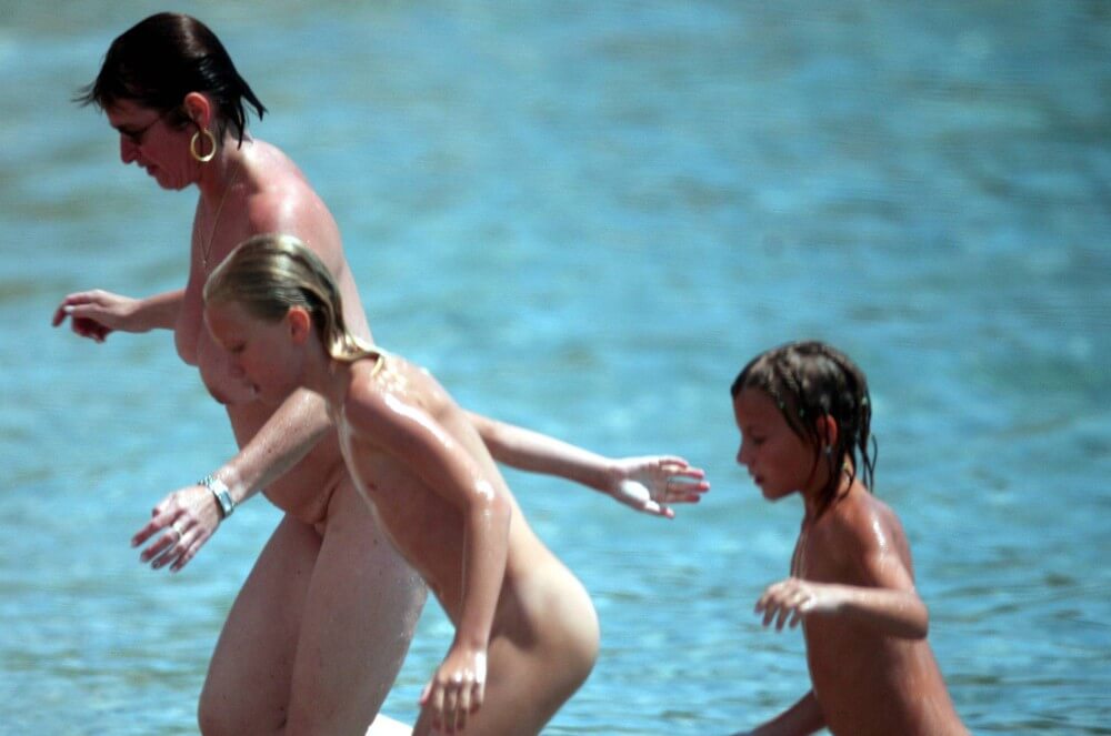 Running From the Waters pics - Family naturism in the modern world